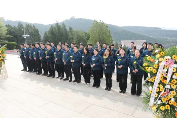 弘揚英烈精神 賡續紅色血脈 | 中國重汽集團組織開展清明祭掃活動