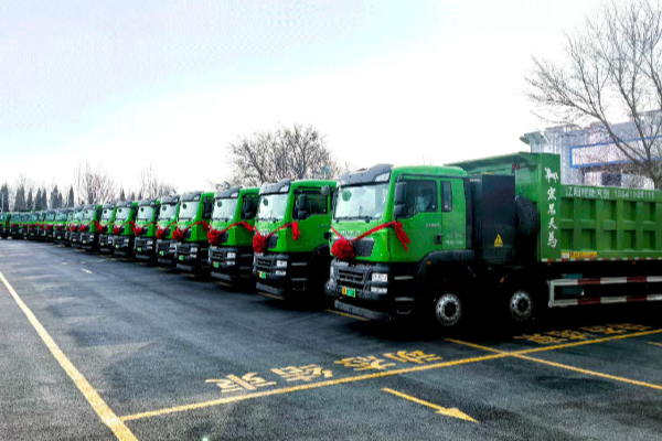 中國重汽新能源重卡南北兩地齊交付，共築綠色運輸新生態！