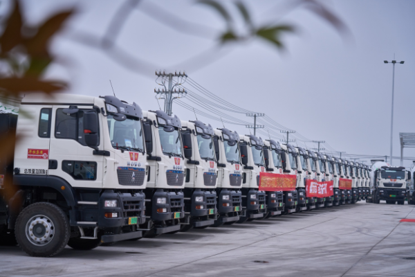 首季開門紅丨中國重汽豪沃重卡批量交付，賦能全場景運輸高質量發展