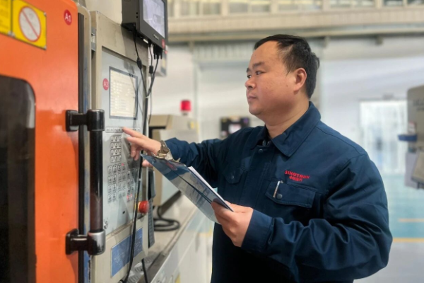 企業文化之星丨周勝利：卡尺上的匠心刻度